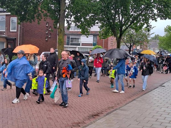 Avondvierdaagse afgesloten met feestelijke natte wandeling