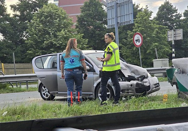 Auto botst hard tegen kreukelzone bij afrit Papendrecht op N3