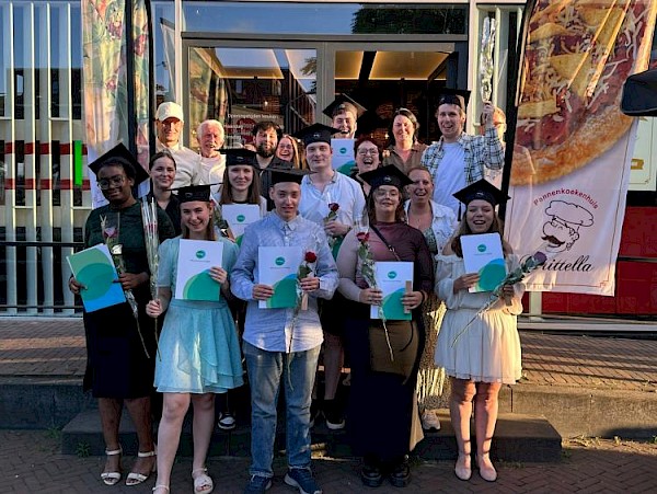 Feestelijke diploma-uitreiking voor geslaagden interne MBO 2-opleiding kok/gastheer-vrouw van Leerwerkbedrijf Combigoods