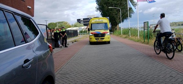 Snelle hulp van bemanning havendienst bij onwel geworden vrouw