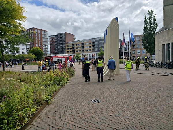 Papier in brand gestoken bij gemeentehuis: politie bekijkt camerabeelden.