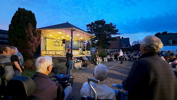 Tweede Zomeravondconcert met Innocent coverband bij de muziektent