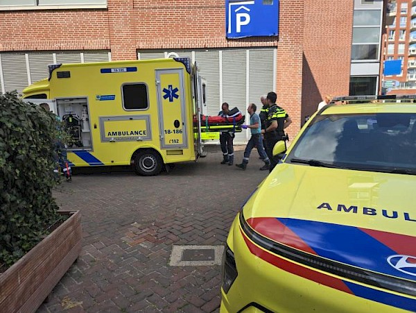 Jongeman met spoed naar ziekenhuis na val van trap