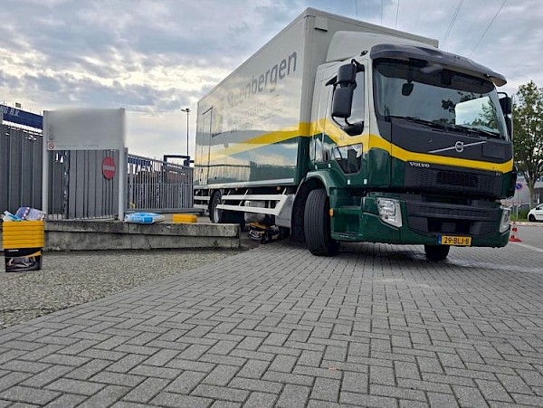 Vrachtwagen rijdt eigen tank kapot na botsing met betonnen wand