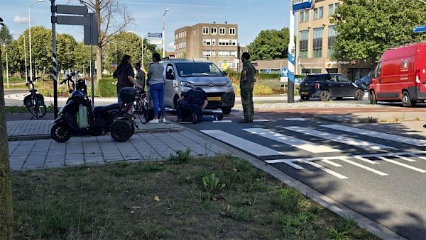 Fatbiker aangereden door bedrijfsauto op rotonde Veerweg/Burgemeester Keijzerweg