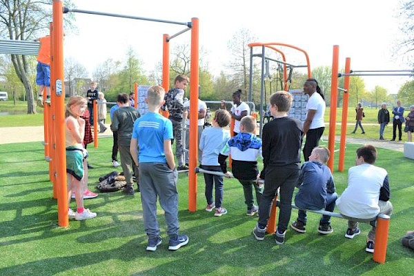 Vernieuwd calisthenicspark in Vijverpark wordt feestelijk heropend
