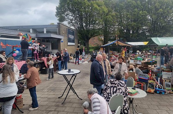 Rommelmarkt Excelsior levert ruim 6000 euro op