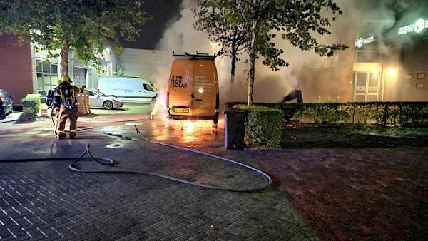 Bestelbus brandt volledig uit aan de Buitendijks