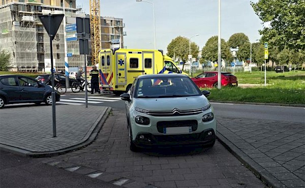 Fietser gewond na aanrijding met auto op rotonde Burgemeester Keijzerweg
