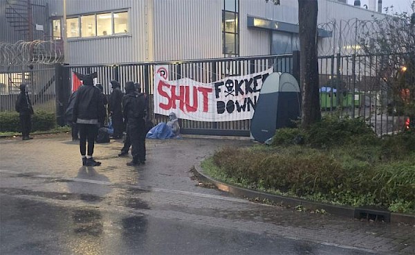 Actievoerders blokkeren ingangen Fokker en beklimmen dak: drie aanhoudingen
