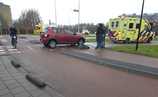Automobilist botst tegen fietser op kluifrotonde