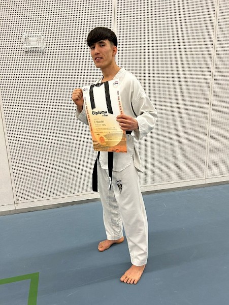 Ehsan Mozafari (17) behaalt zijn zwarte band in Taekwondo