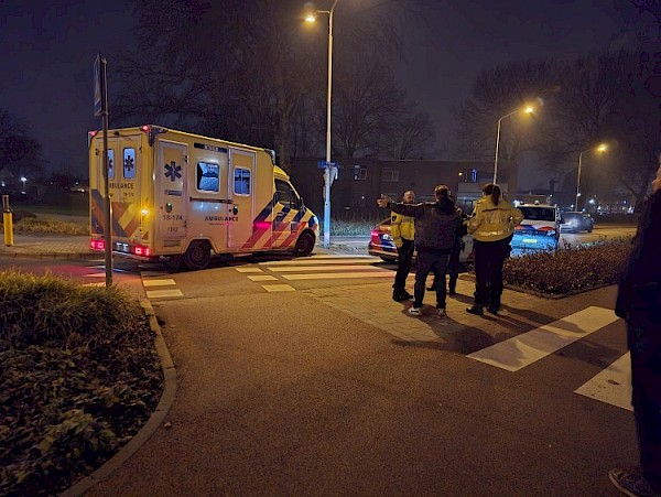 Fietser aangereden bij kruising Edelweisslaan, automobilist rijdt door