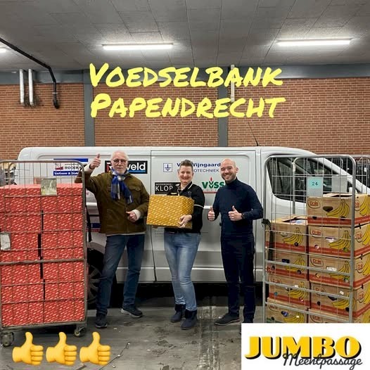 Jumbo Meentpassage doneert kar vol met Kerstpakketten voor de voedselbank