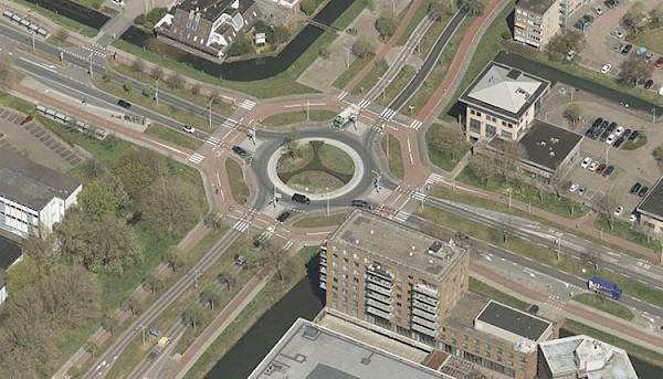 Fietser aangereden op rotonde Burgemeester Keijzerweg / Veerweg