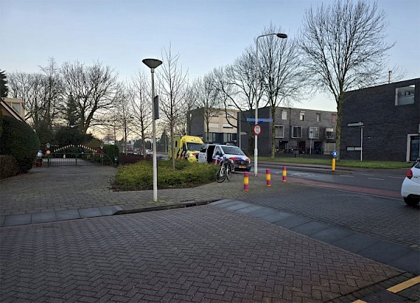 Auto en fietser botsen op kruising Vrijheer van Eslaan / Rozenstraat