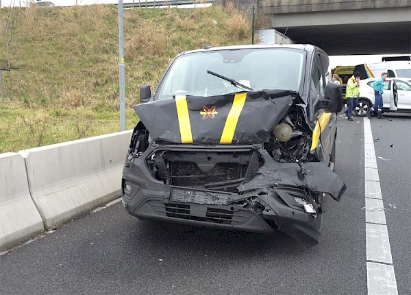 Afrit richting N3 en Papendrecht afgesloten na botsing busje tegen auto