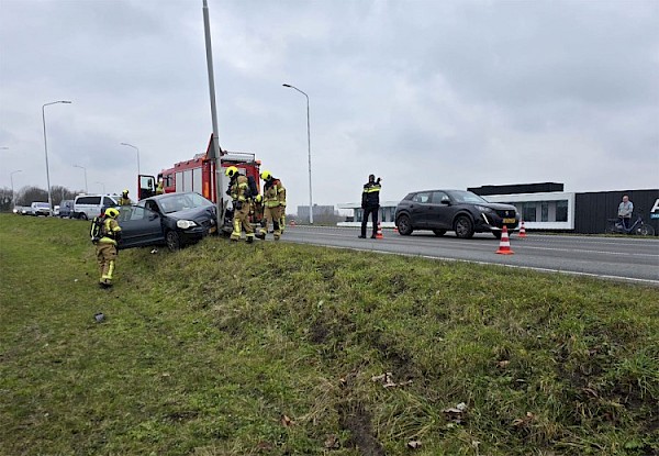 Botsing tussen drie auto's op Burgemeester Keijzerweg