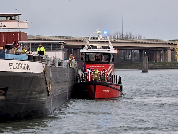 Opgeblazen motor binnenvaarschip zorgt voor rookontwikkeling op Merwede