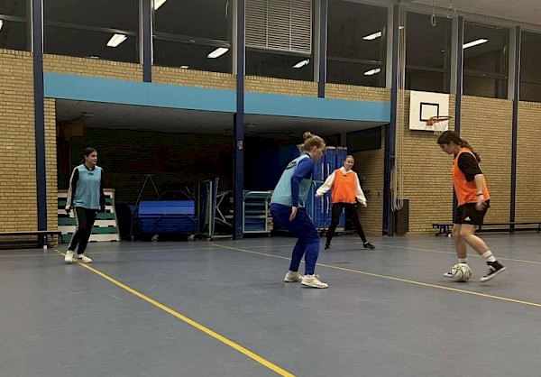 Papendrecht MO20-1 voetbalt in de zaal