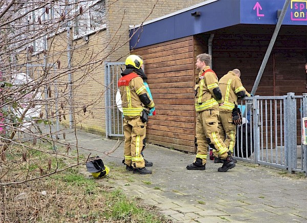 Jongen klimt over hek De Kameleon en komt lelijk ten val