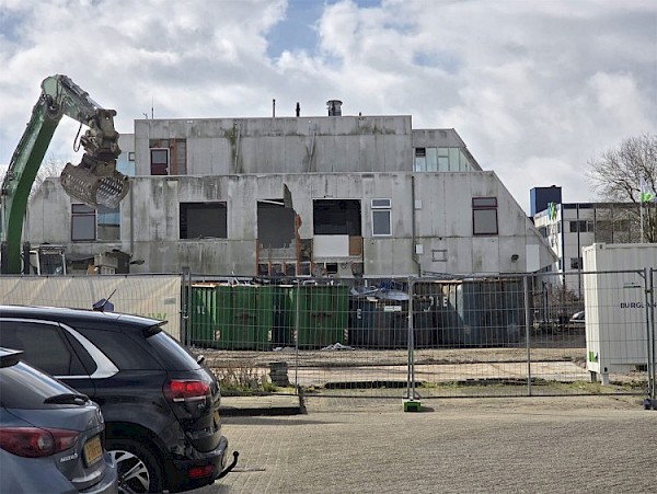 Laatste fase sloop buitenkant voormalige politiebureau en voormalige brandweerkazerne
