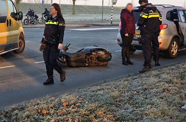 Scooter botst op auto bij kruising Burgemeester Keijzerweg / Randwijk