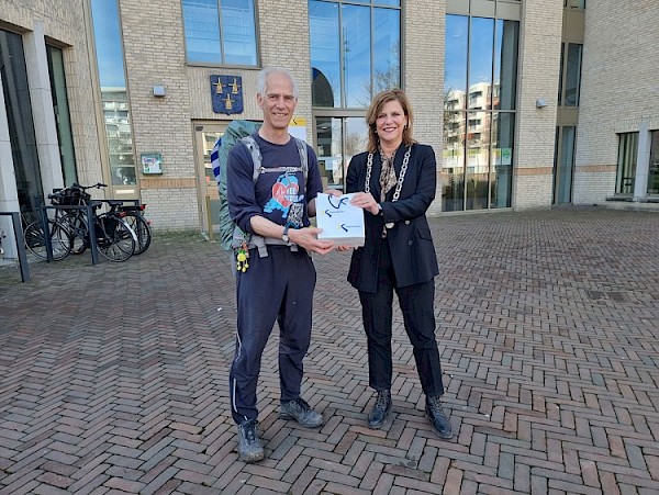 Frank Boerebach doorloopt alle 342 gemeenten in 175 dagen en bereikte vandaag Papendrecht