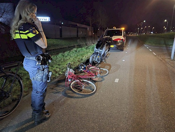 Elektrische scooter botst op twee fietssters op fietspad N3