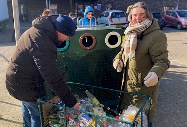 Cliënten van Gemiva in actie voor een schonere buurt
