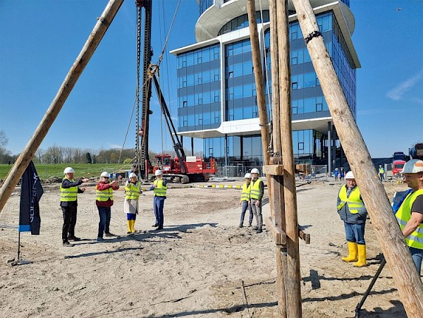 Bouw parkeergarage GKN Fokker gestart