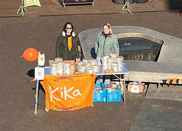 Conny Stuurman en Lisette Ploeg halen ruim 400 euro op met boterkoekenactie