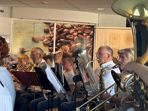 Excelsior’s Klein Orkest brengt muziekplezier bij Woonzorgcentrum De Markt in Papendrecht