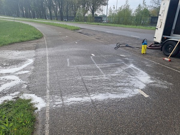 Hakenkruis gespoten op fietspad Veerweg