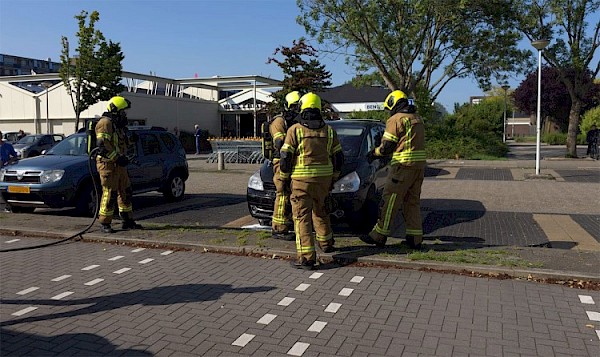 Auto in brand op parkeerplaats winkelcentrum Westpolder
