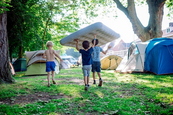 Meer wij in de wijk: een verbindend campingavontuur op 65 Buurtcampings