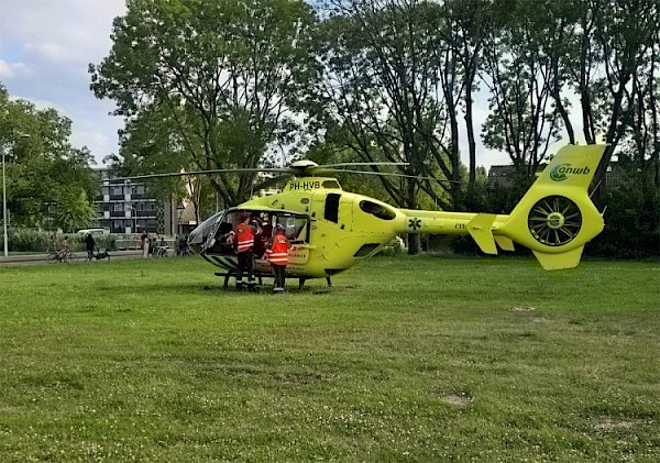 Traumahelikopter opgeroepen voor medische noodsituatie Hendrik Breitnerstraat