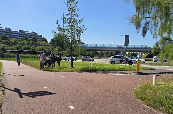 Auto en fietser botsen op kluifrotonde